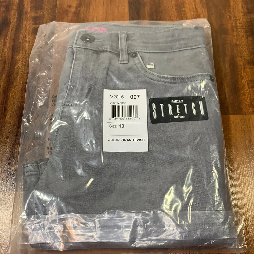 The Children’s Place Super Stretch Denim Jeggings – Gray (NWT)